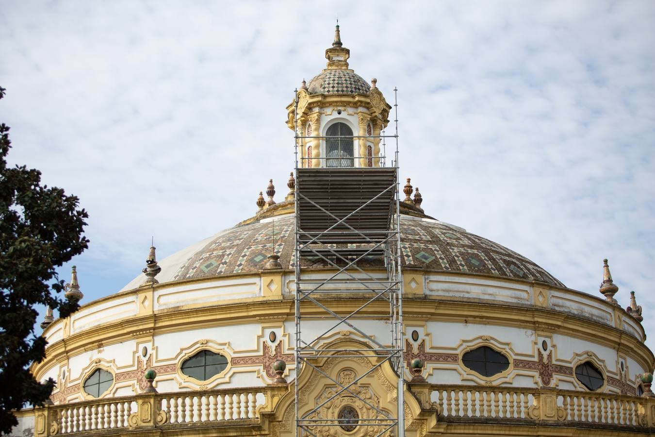 El Ayuntamiento de Sevilla inicia la restauración de las cubiertas del Lope de Vega y el Casino de la Exposición